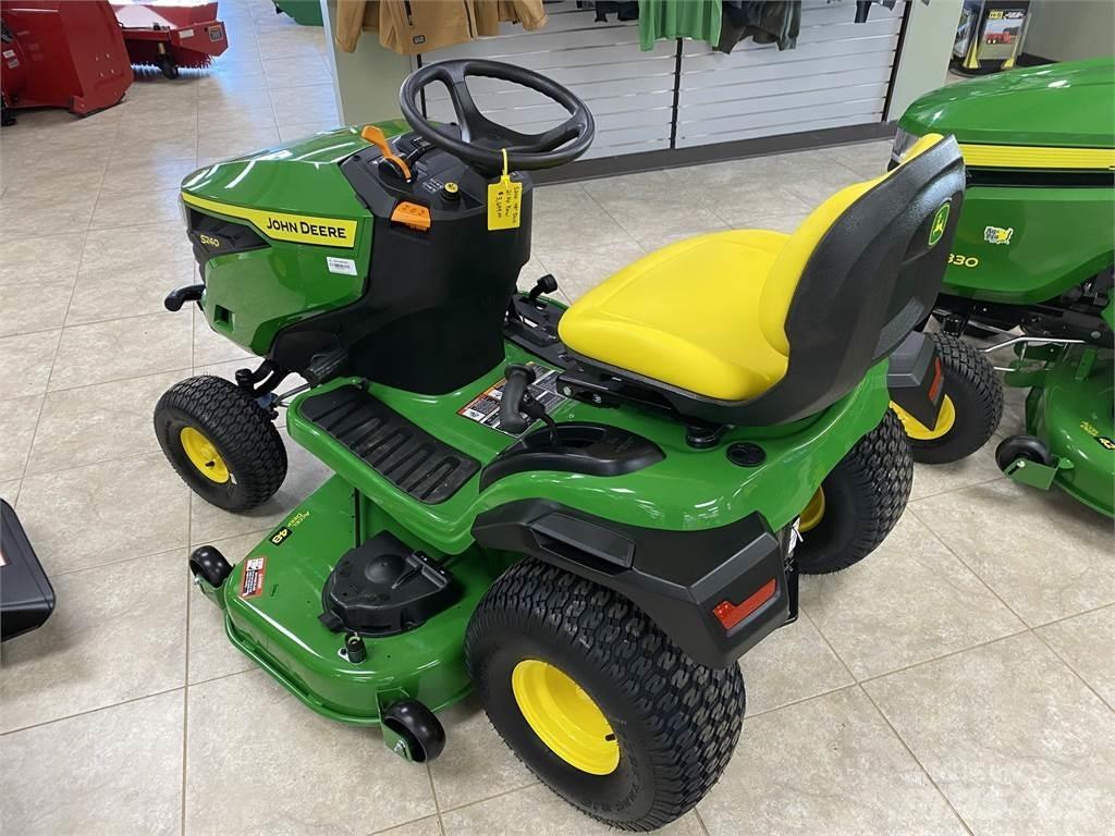 John Deere S240 جرارات مدمجة