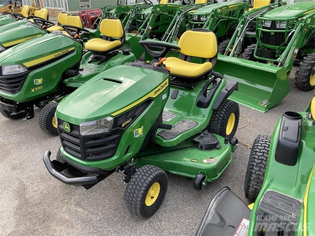 John Deere S240 جرارات مدمجة