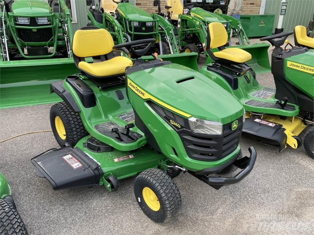 John Deere S240 جرارات مدمجة