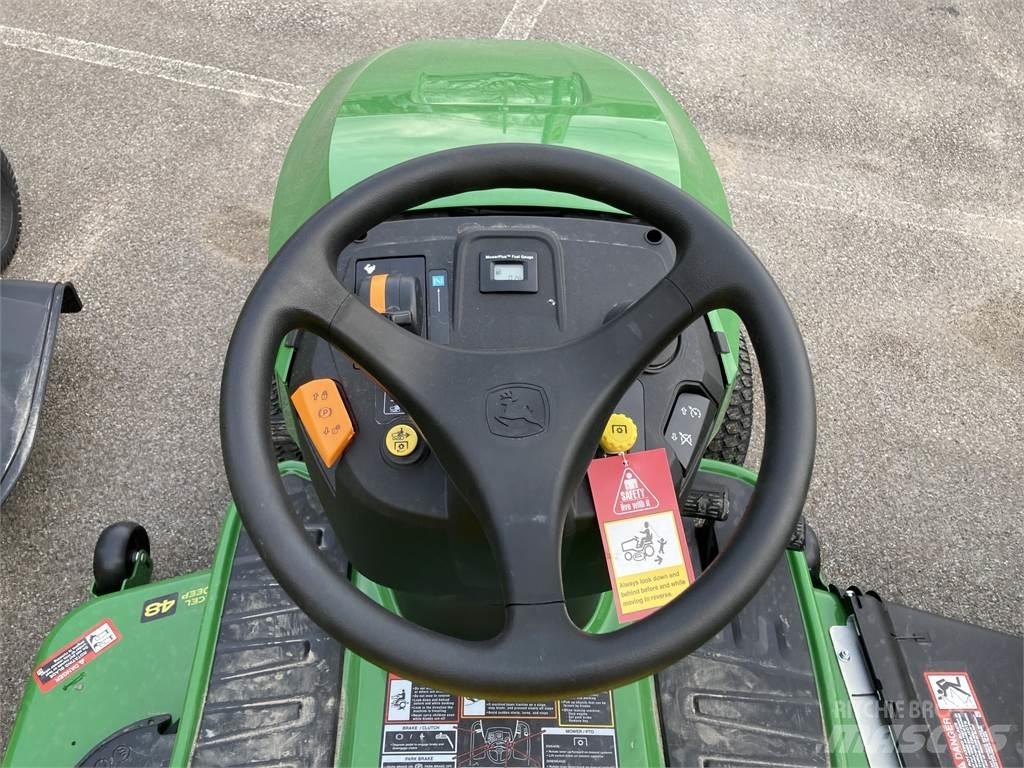 John Deere S240 جرارات مدمجة