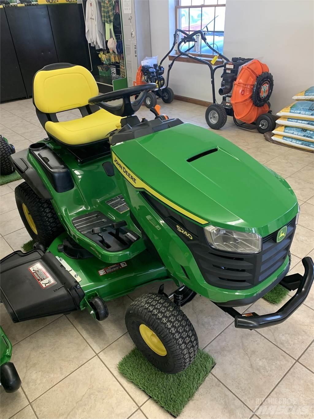 John Deere S240 جرارات مدمجة