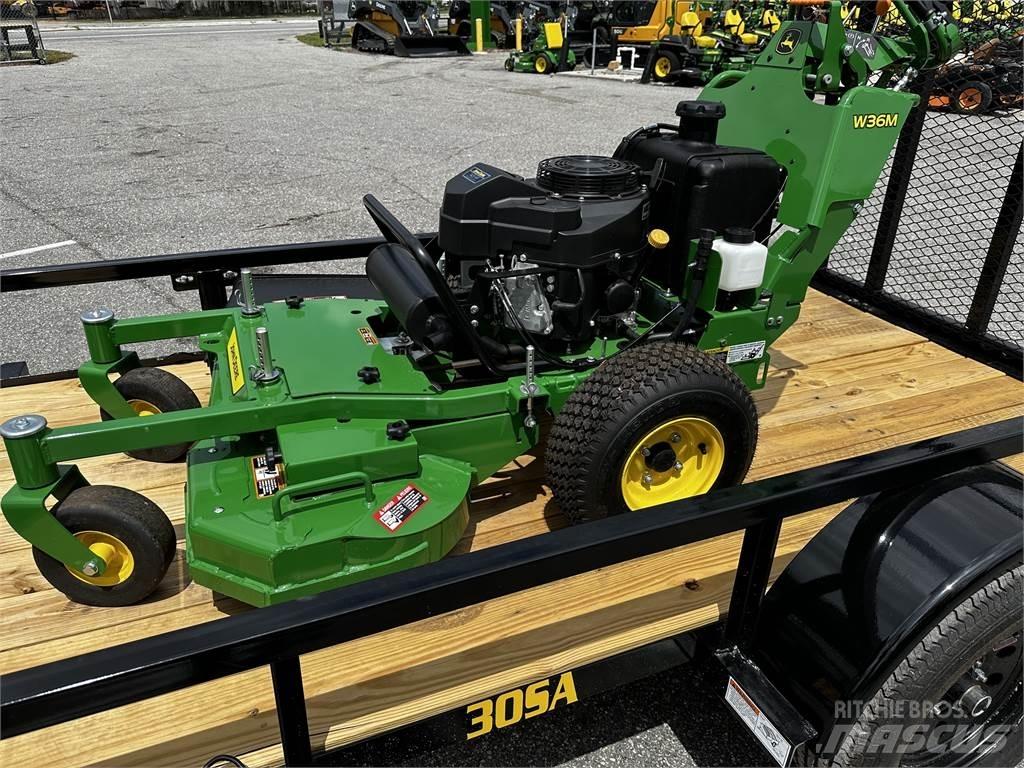 John Deere W36M جز العشب خلف الكهف