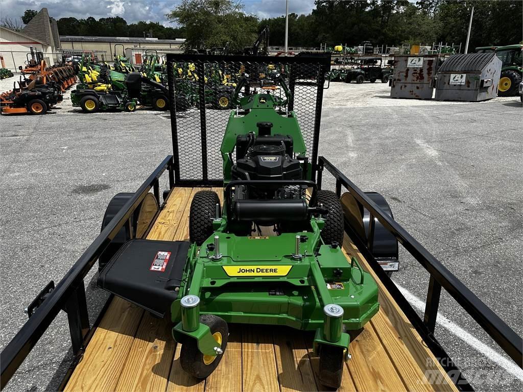 John Deere W36M جز العشب خلف الكهف