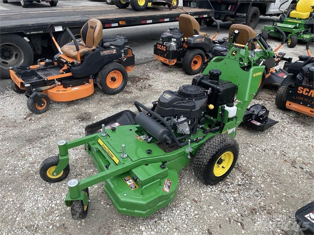 John Deere W36M جز العشب خلف الكهف