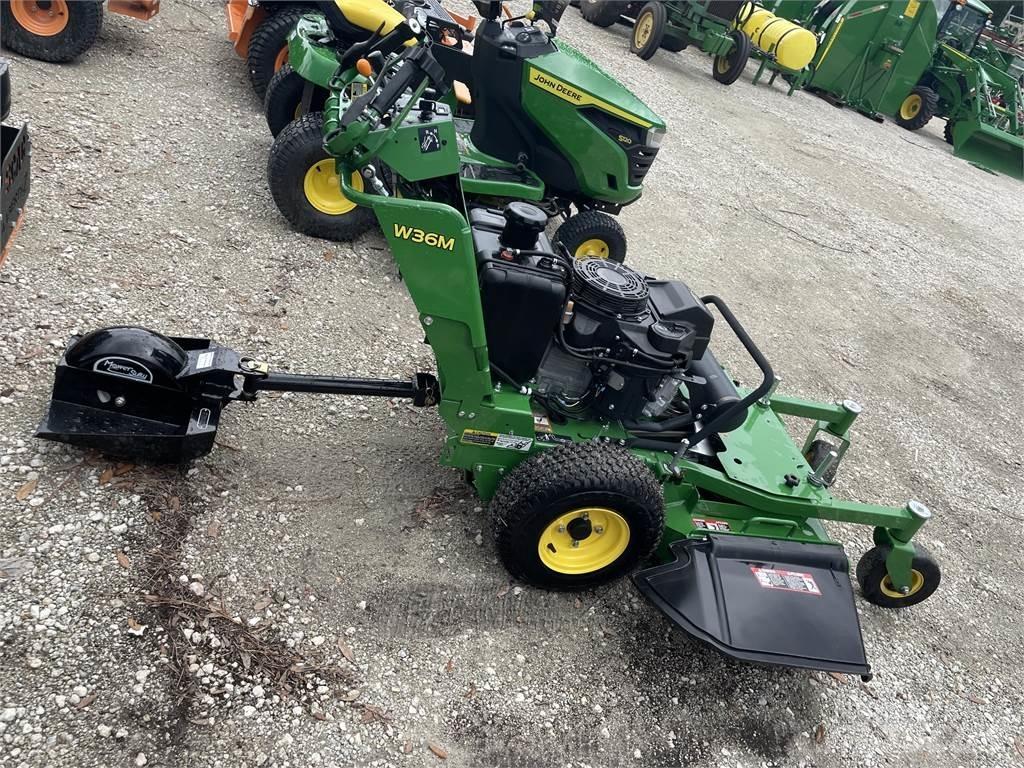 John Deere W36M جز العشب خلف الكهف