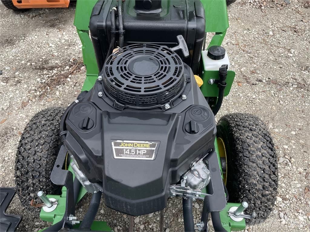 John Deere W36M جز العشب خلف الكهف