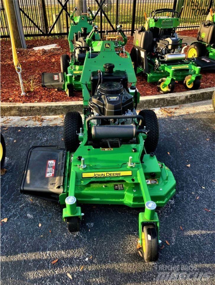 John Deere W36M جز العشب خلف الكهف