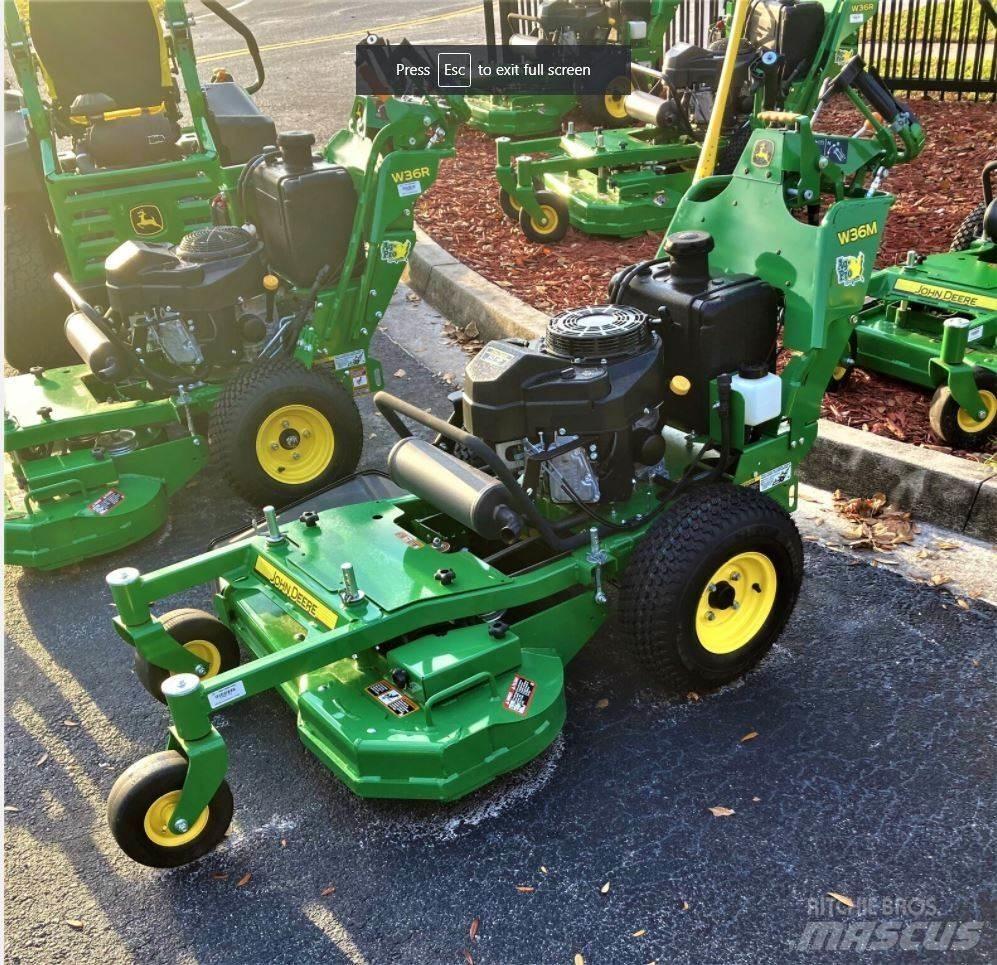 John Deere W36M جز العشب خلف الكهف