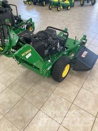 John Deere W36M جز العشب خلف الكهف