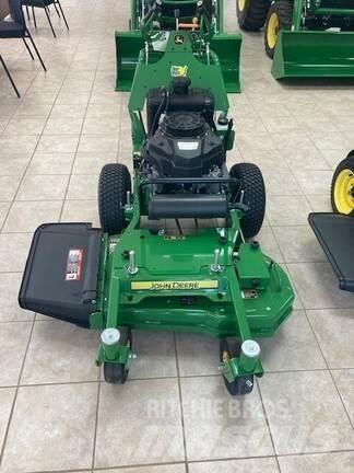 John Deere W36M جز العشب خلف الكهف