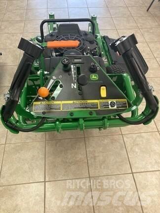 John Deere W36M جز العشب خلف الكهف