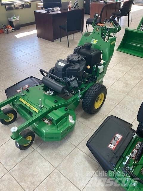 John Deere W36M جز العشب خلف الكهف