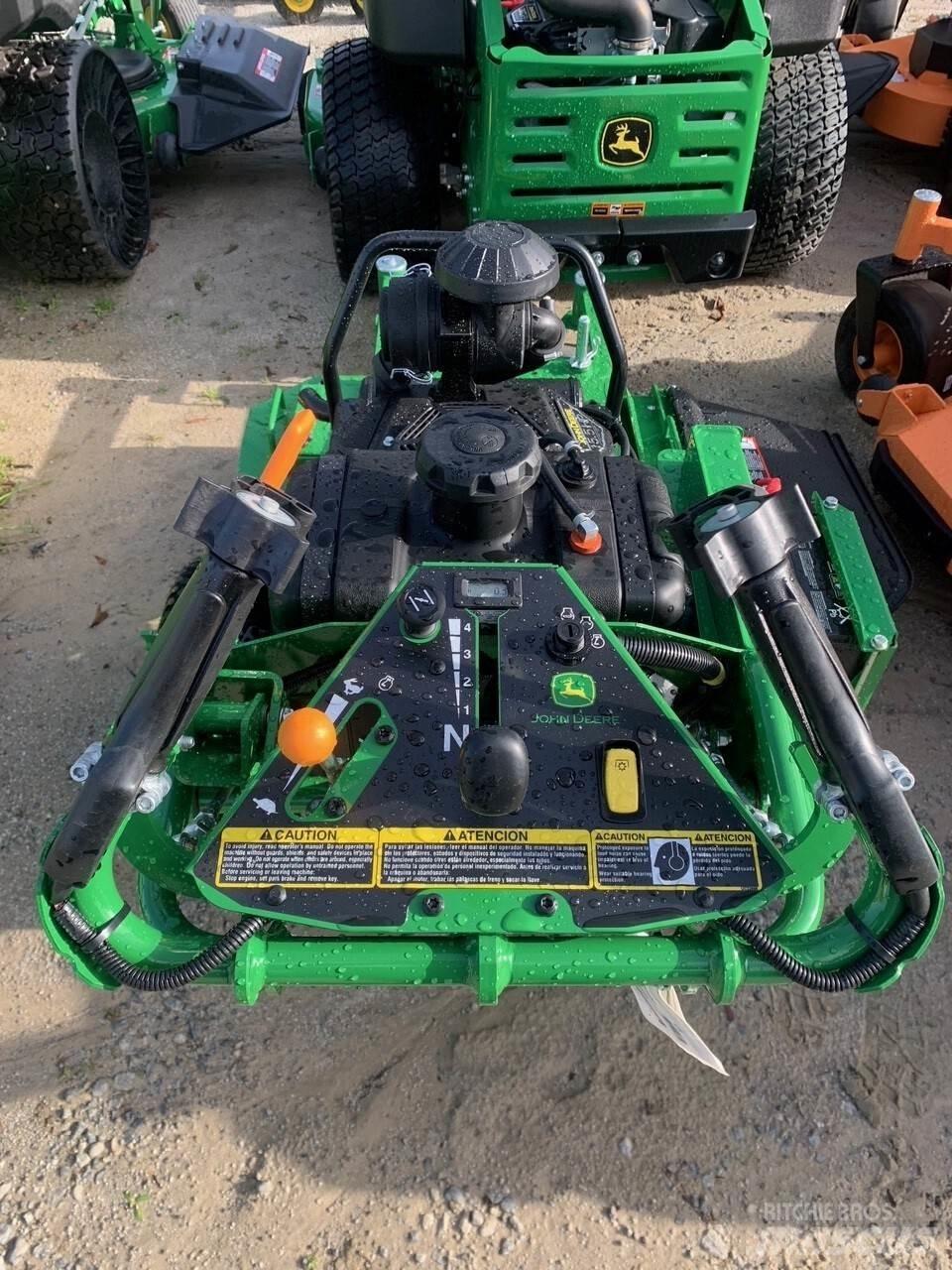 John Deere W36R جز العشب خلف الكهف