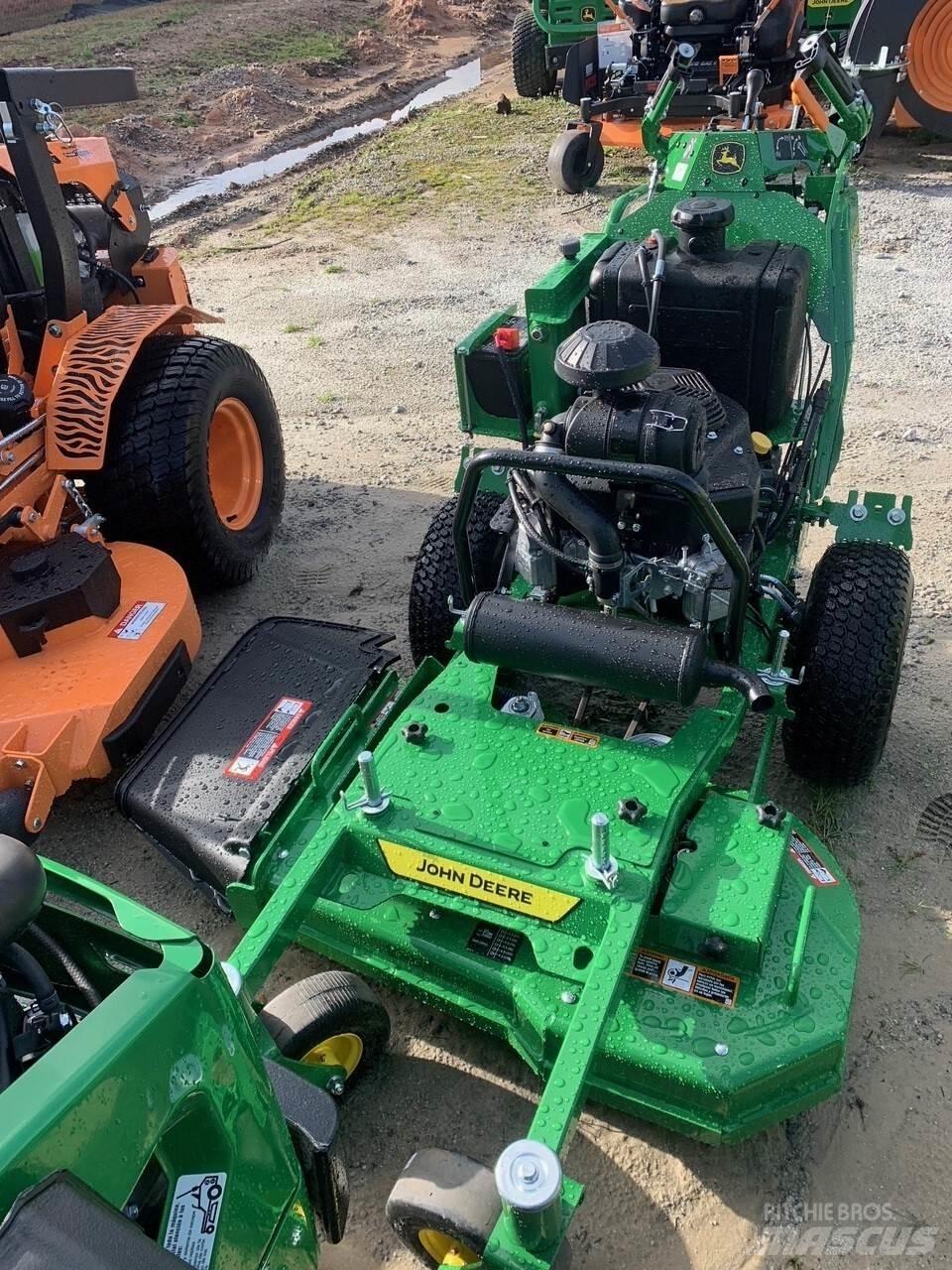 John Deere W36R جز العشب خلف الكهف