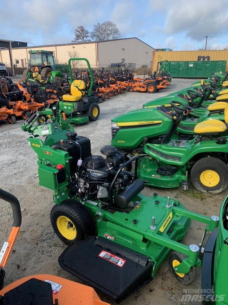 John Deere W36R جز العشب خلف الكهف