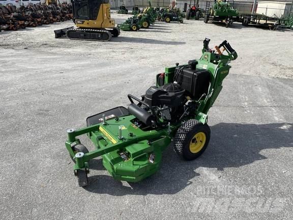 John Deere W36R جز العشب خلف الكهف