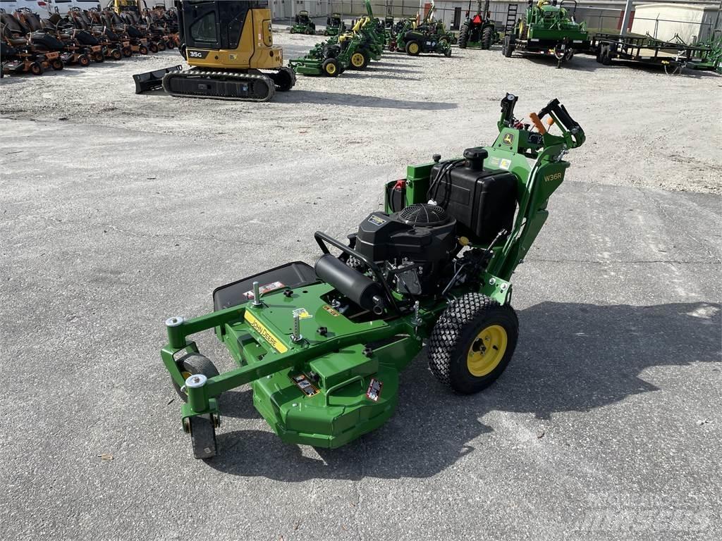 John Deere W36R جز العشب خلف الكهف