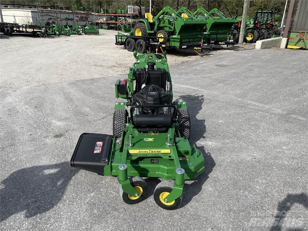 John Deere W36R جز العشب خلف الكهف