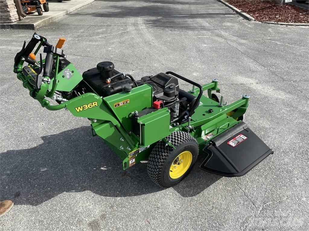 John Deere W36R جز العشب خلف الكهف