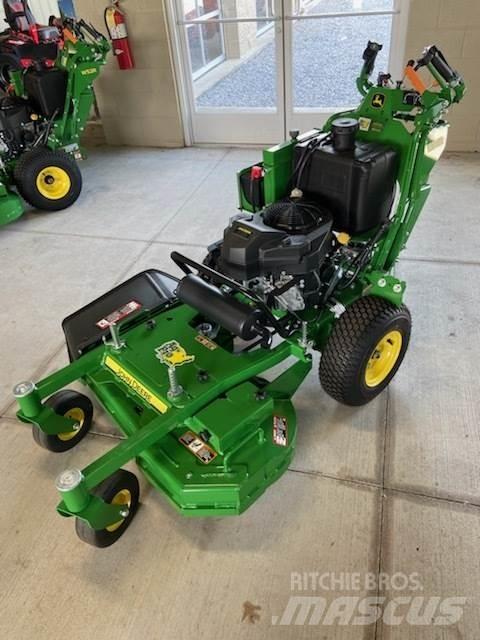 John Deere W36R جز العشب خلف الكهف