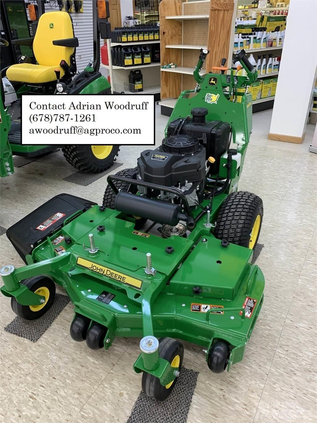 John Deere W48M جز العشب خلف الكهف