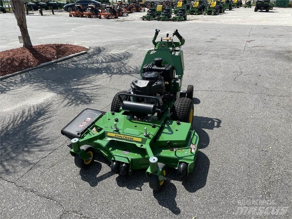 John Deere W48M جز العشب خلف الكهف