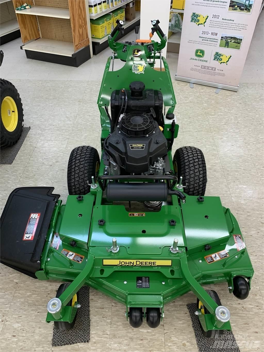 John Deere W48M جز العشب خلف الكهف
