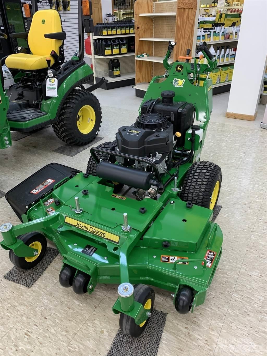John Deere W48M جز العشب خلف الكهف