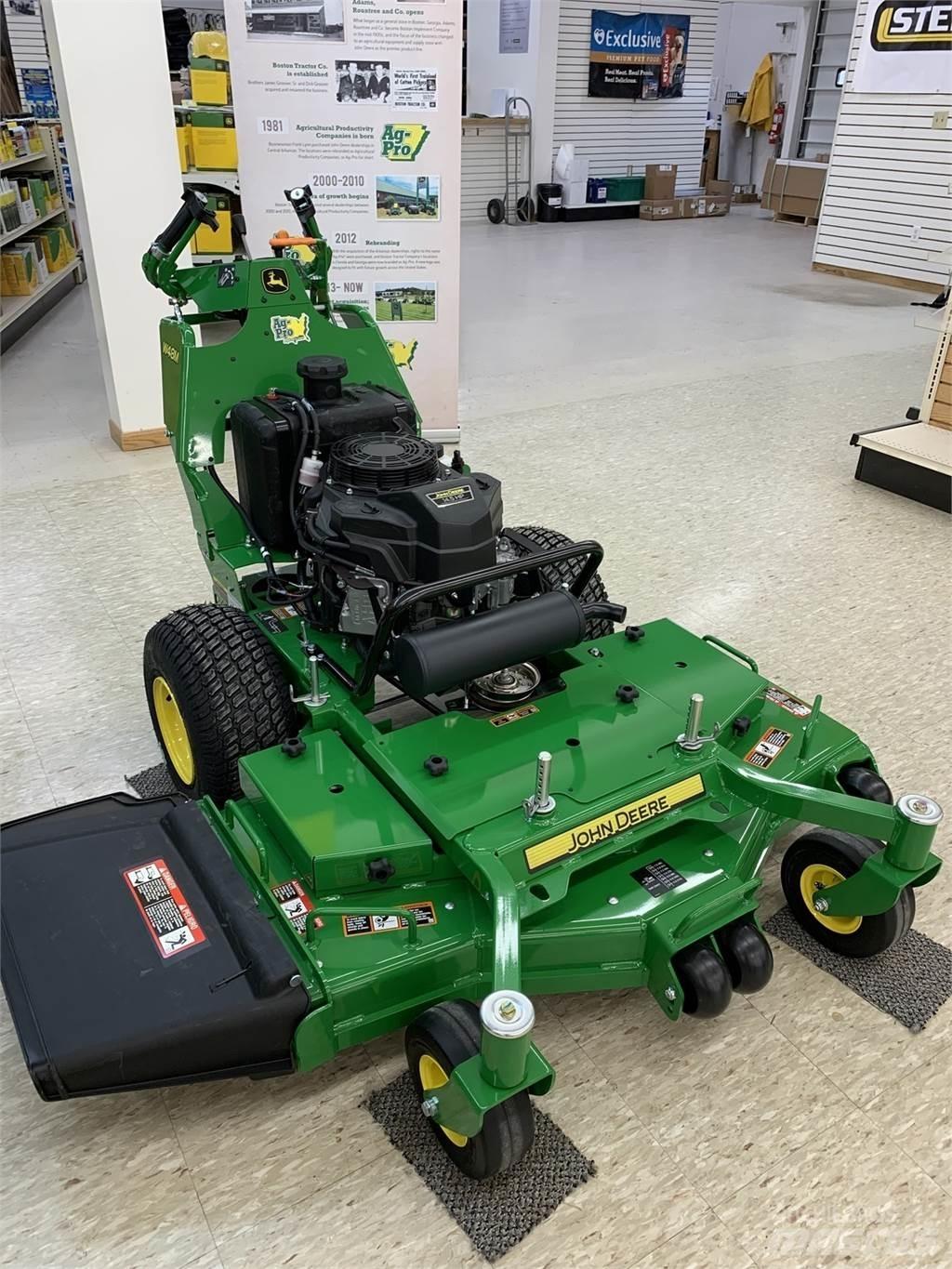 John Deere W48M جز العشب خلف الكهف