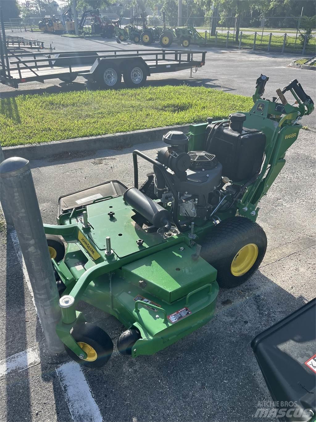 John Deere W48R جز العشب خلف الكهف
