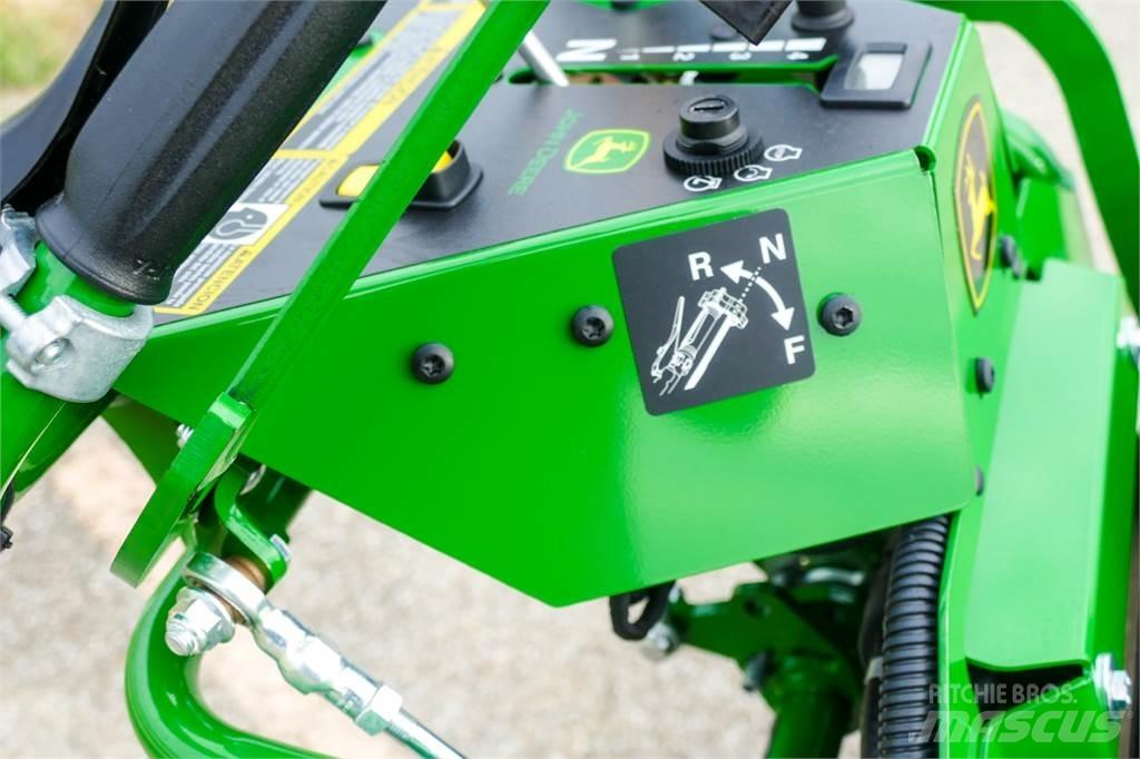 John Deere W48R جز العشب خلف الكهف