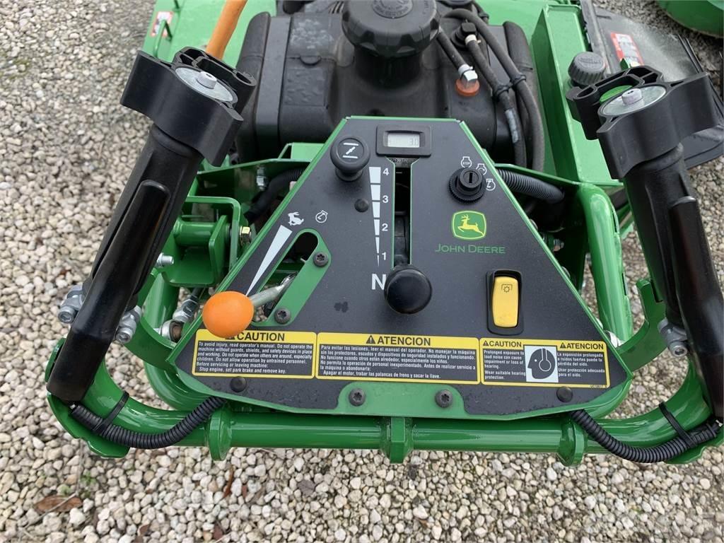 John Deere W52R جز العشب خلف الكهف