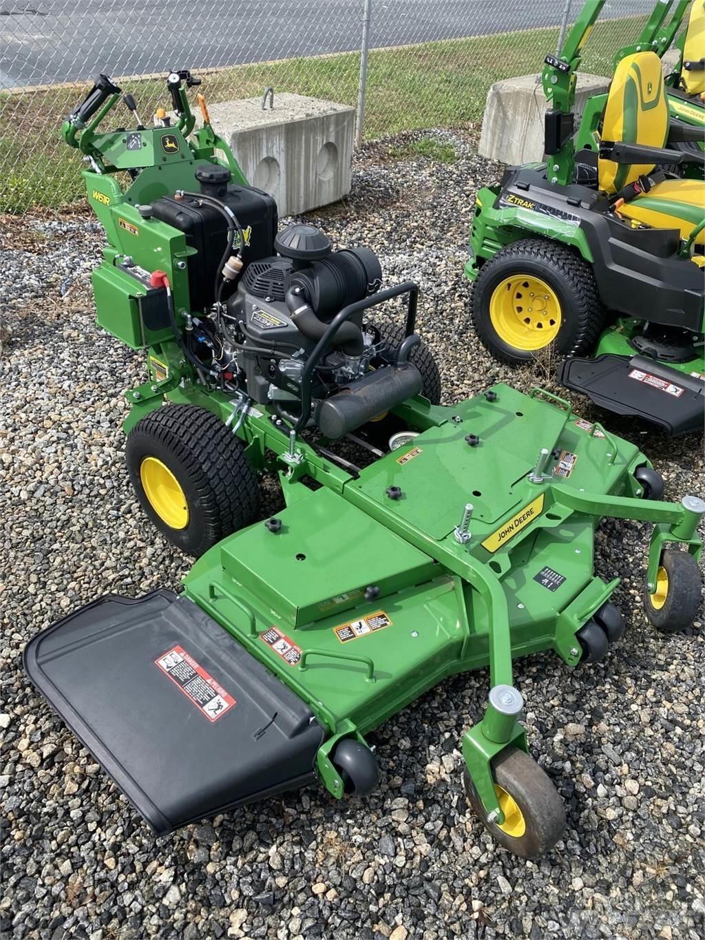 John Deere W61R جز العشب خلف الكهف