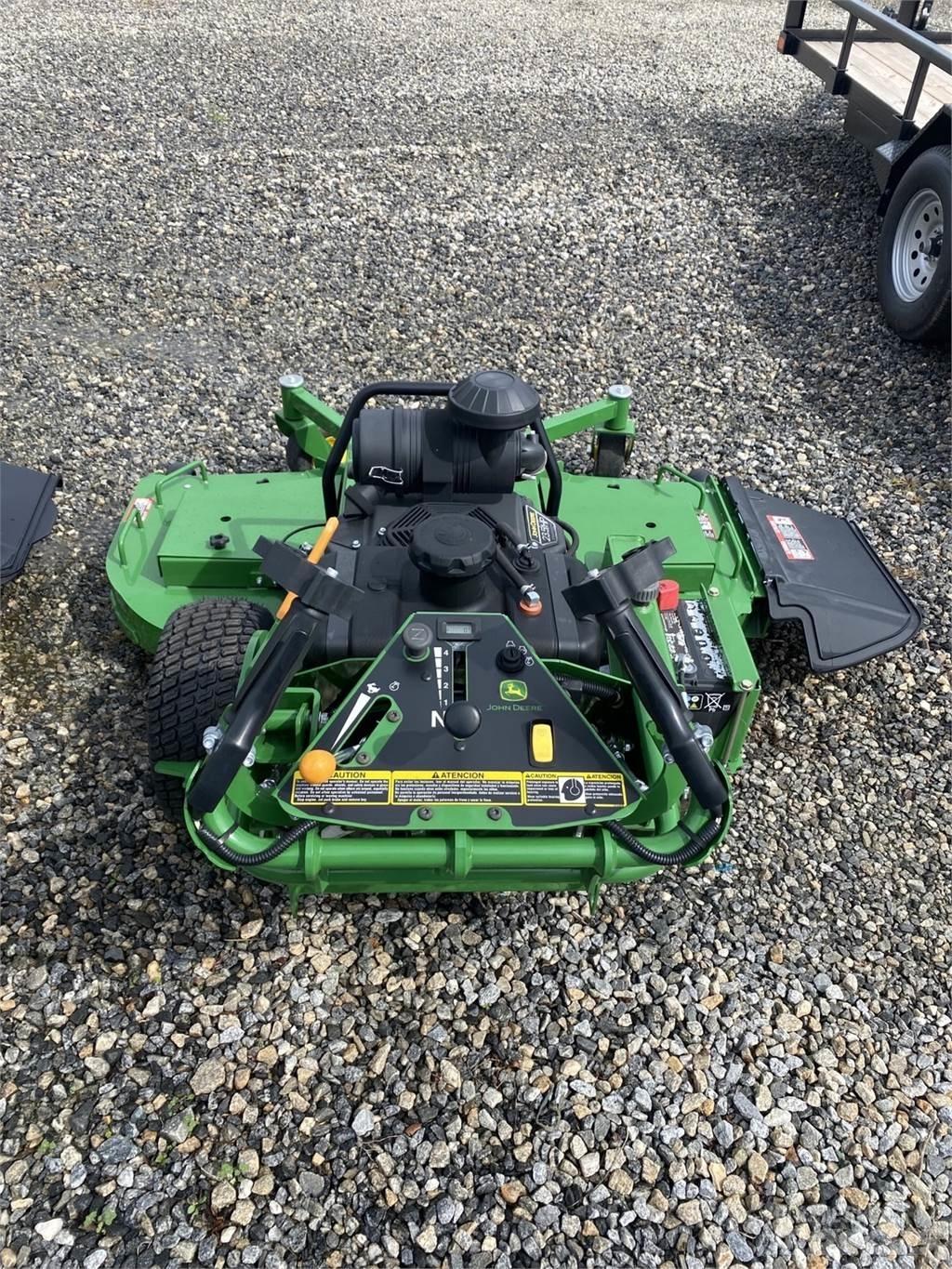 John Deere W61R جز العشب خلف الكهف