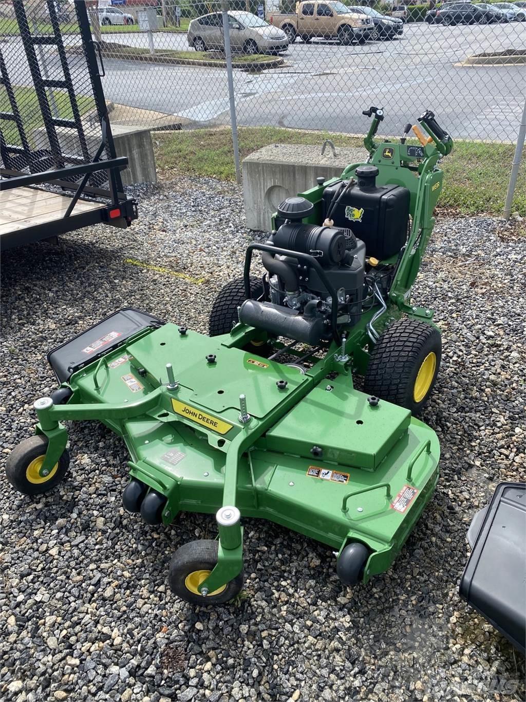 John Deere W61R جز العشب خلف الكهف