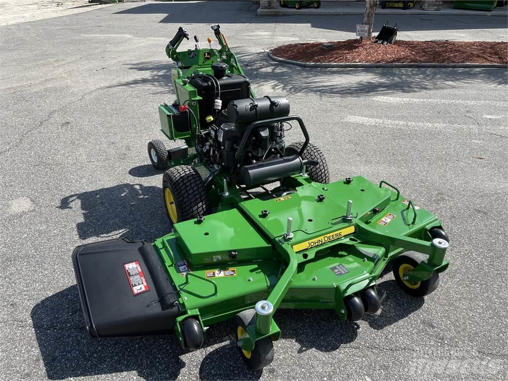 John Deere W61R جز العشب خلف الكهف