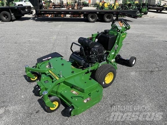 John Deere W61R جز العشب خلف الكهف