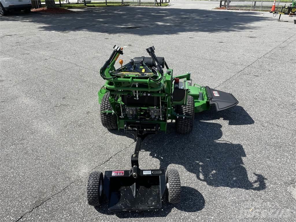 John Deere W61R جز العشب خلف الكهف