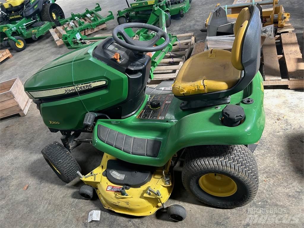 John Deere X300 ركوب الحشائش