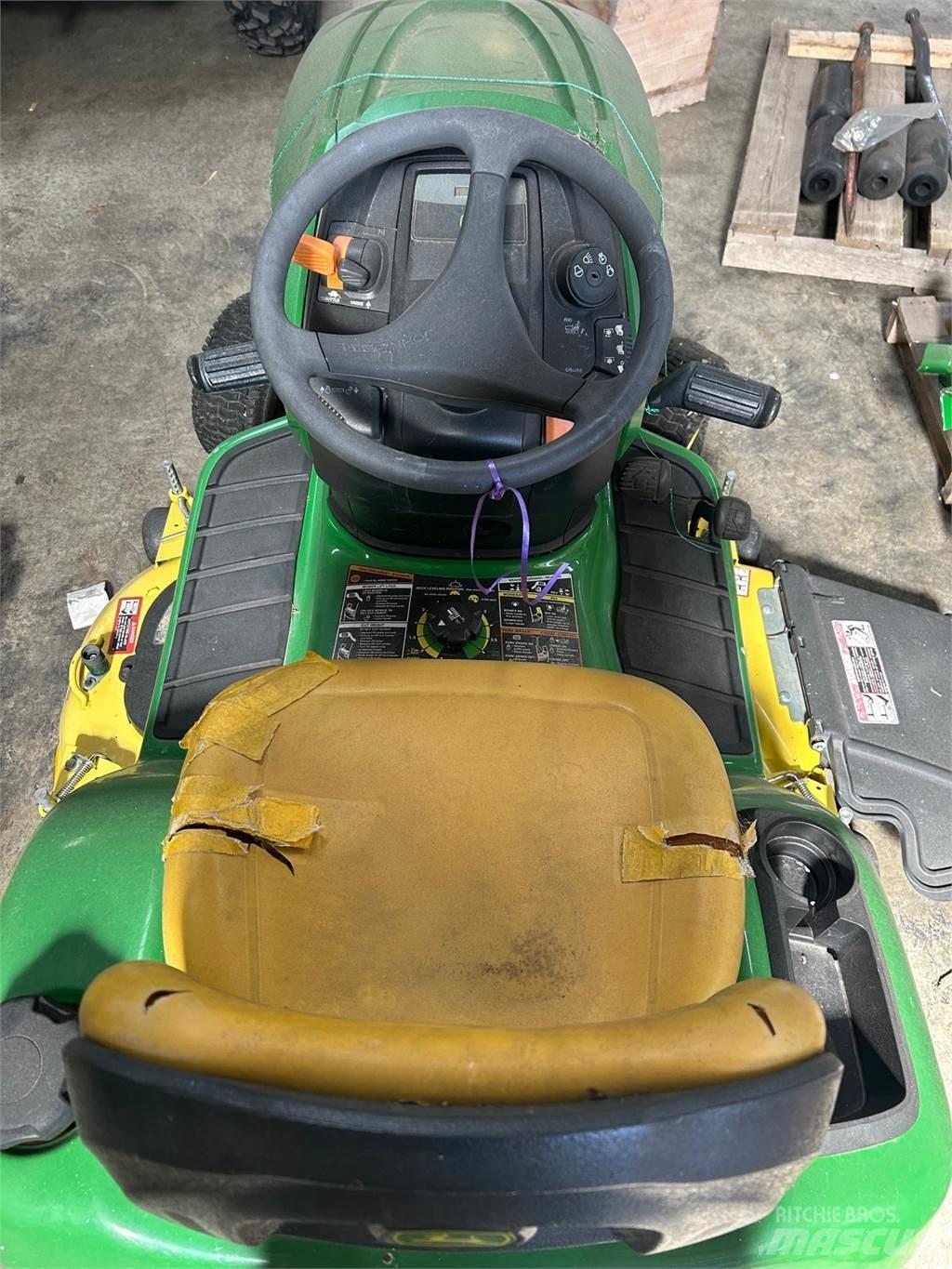 John Deere X300 ركوب الحشائش