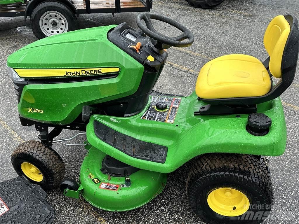 John Deere X330 جرارات مدمجة
