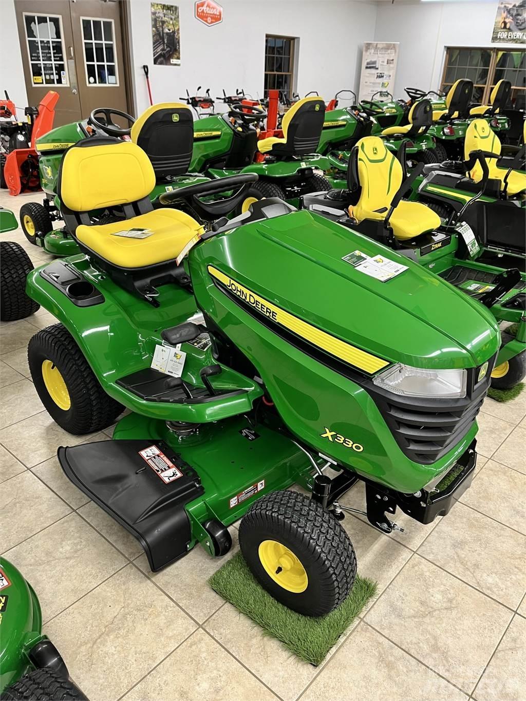John Deere X330 جرارات مدمجة