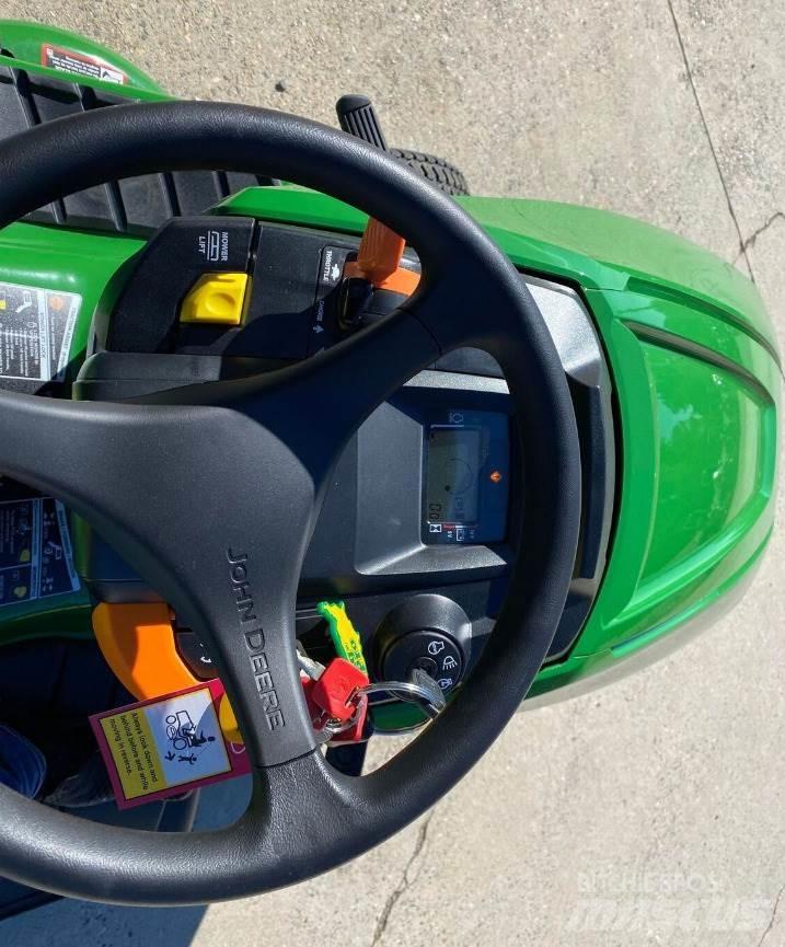 John Deere X330 جرارات مدمجة
