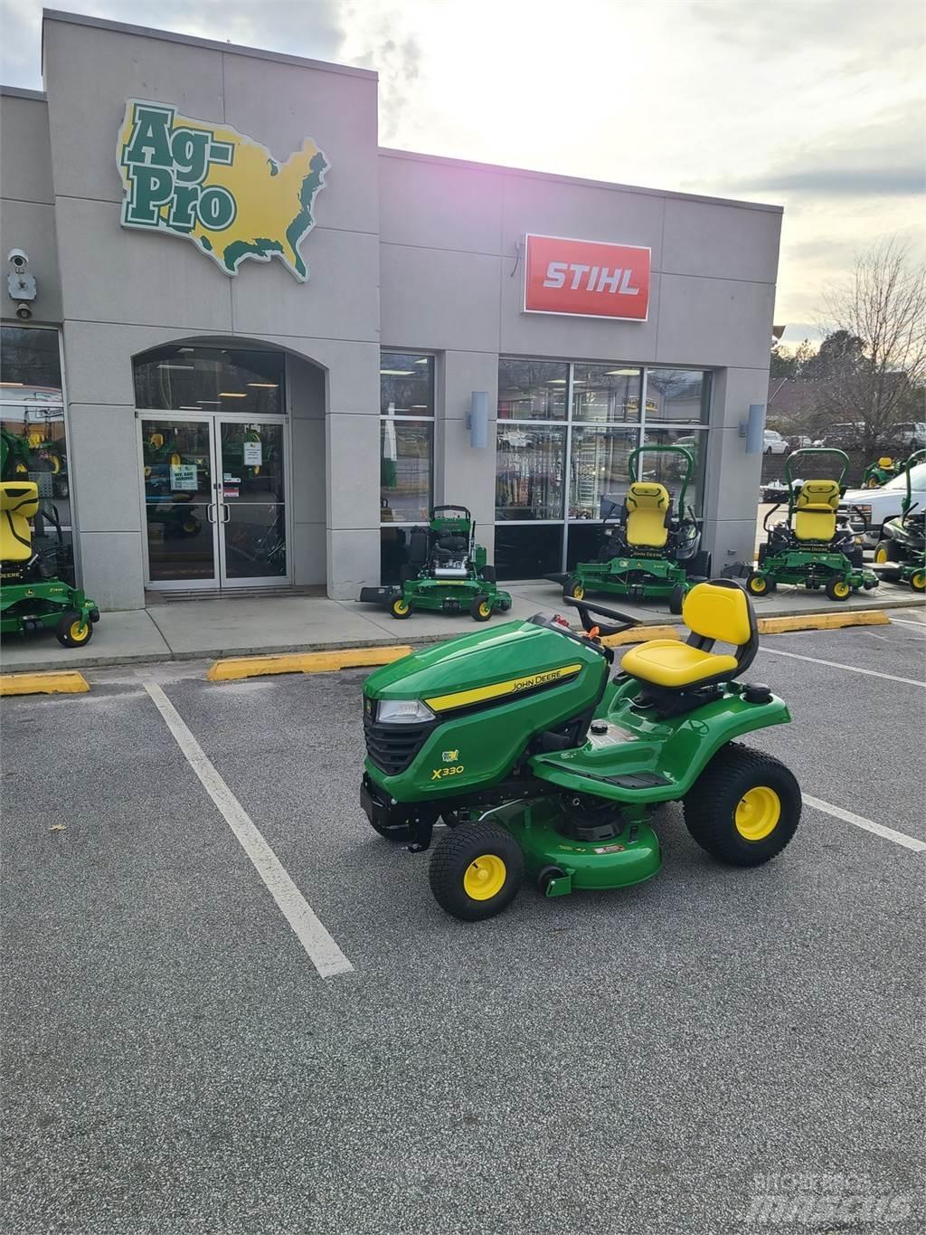John Deere X330 جرارات مدمجة