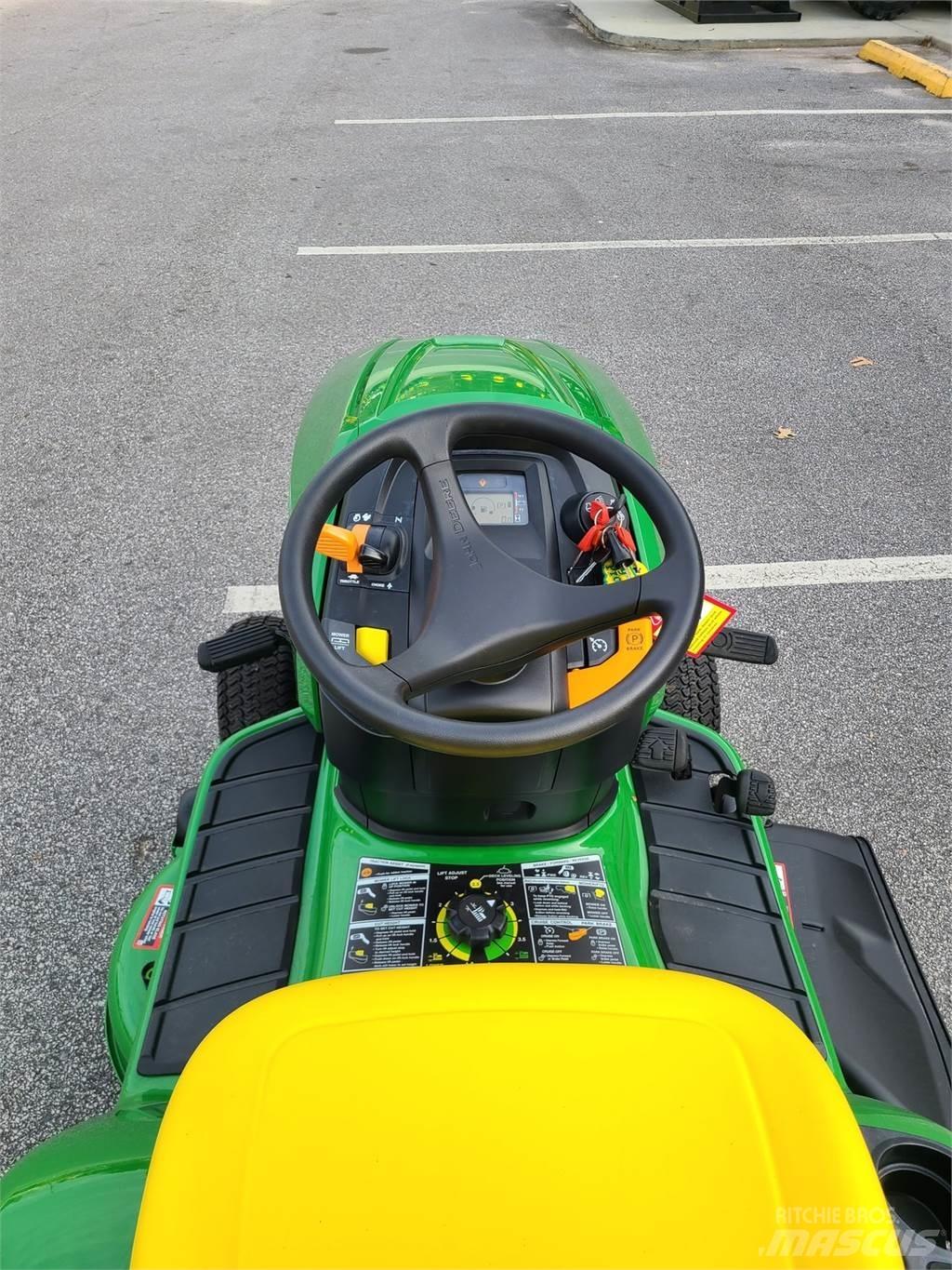 John Deere X330 جرارات مدمجة