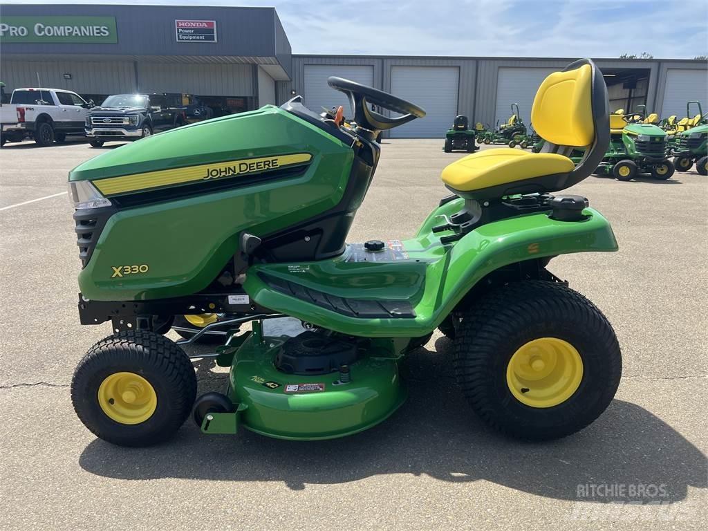 John Deere X330 جرارات مدمجة