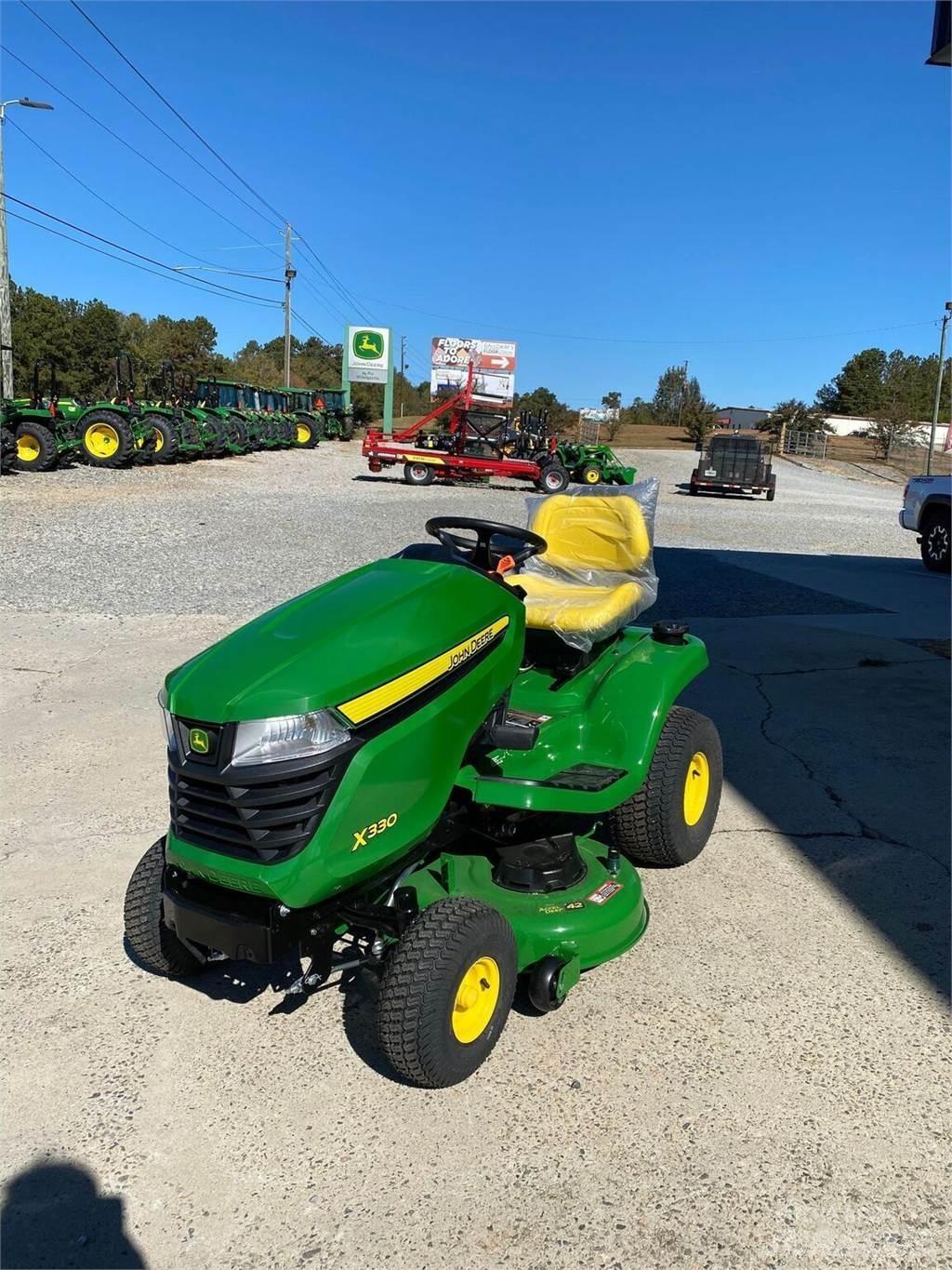 John Deere X330 جرارات مدمجة