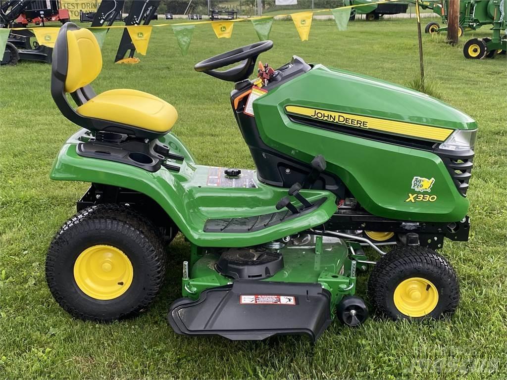 John Deere X330 جرارات مدمجة