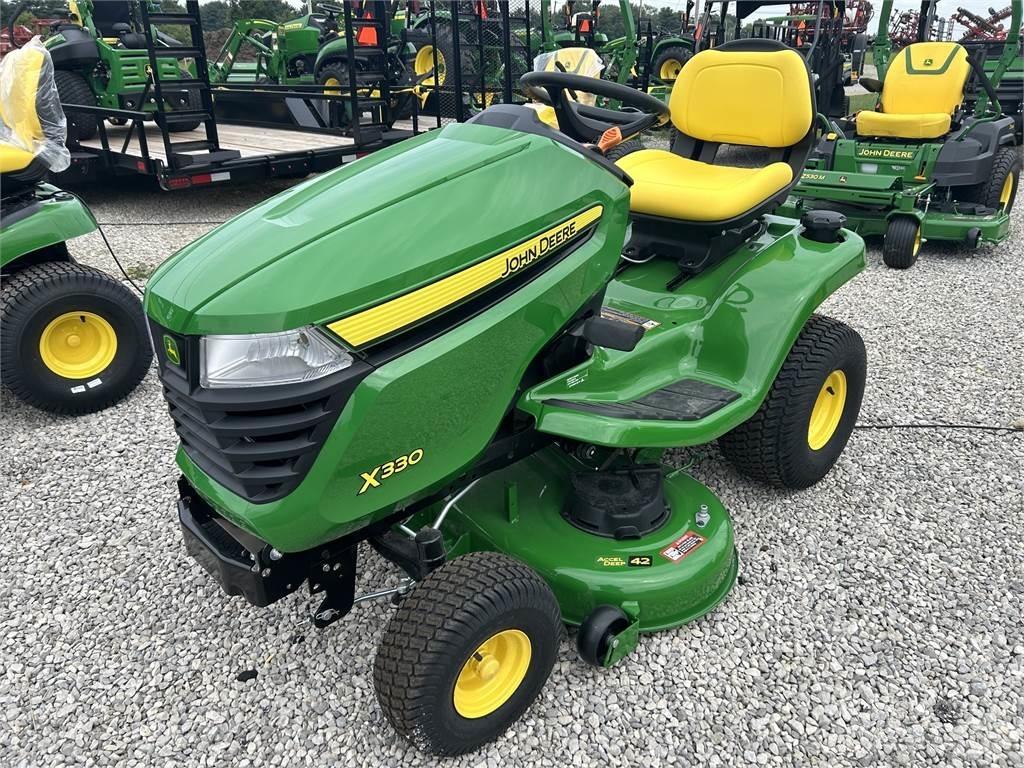 John Deere X330 جرارات مدمجة