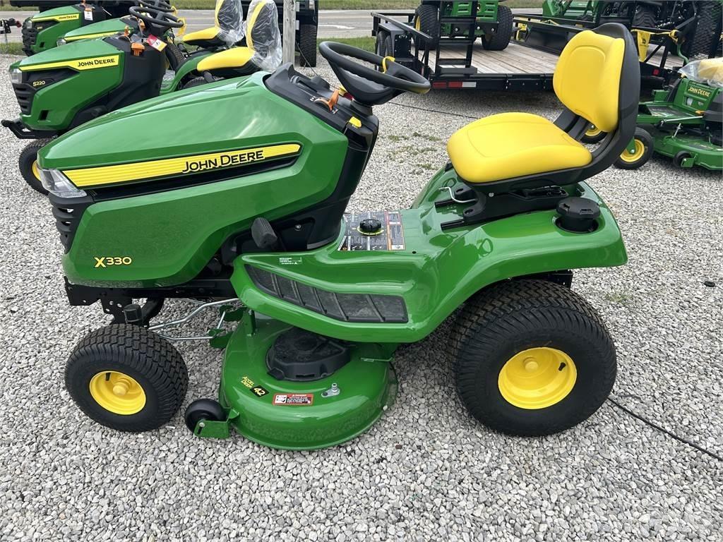 John Deere X330 جرارات مدمجة